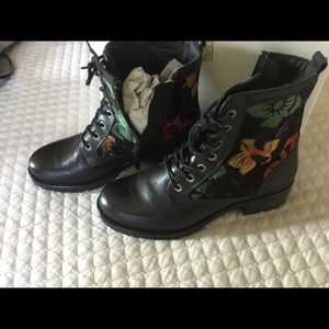Woman’s fashion lug boots with insert